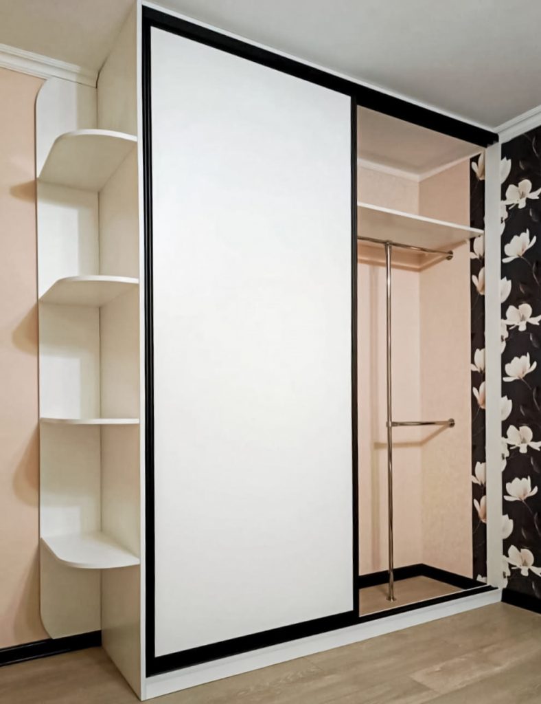 Белый шкаф-купе с дверями Oracal «Модель 526».