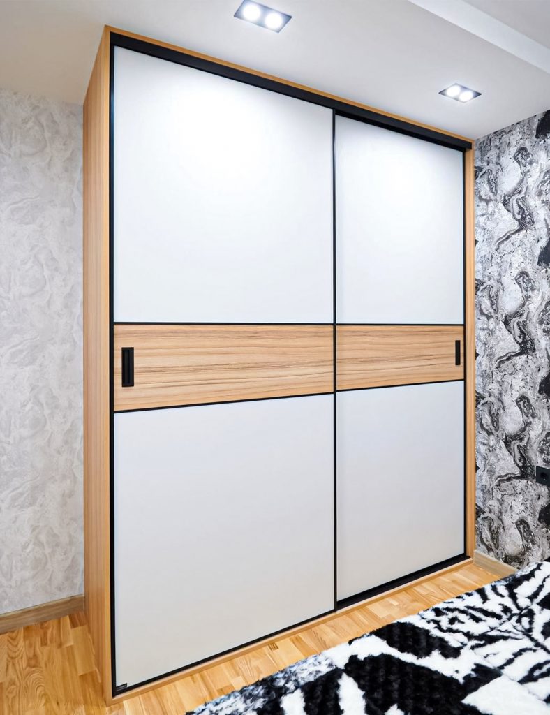 Светлый шкаф-купе в спальню «Модель 502».