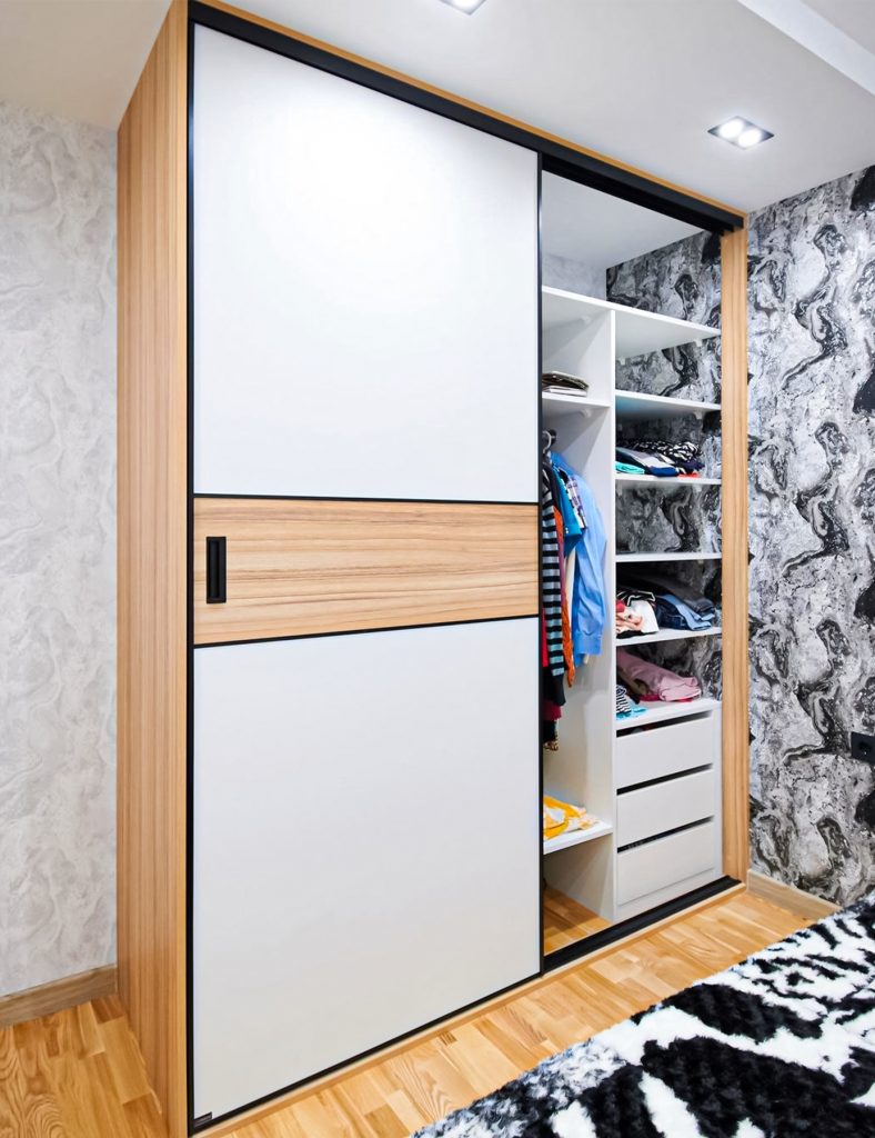 Светлый шкаф-купе в спальню «Модель 502».
